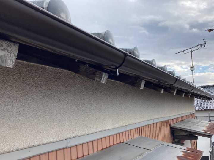 瓦補修と雨樋交換工事を併せて実施した外観