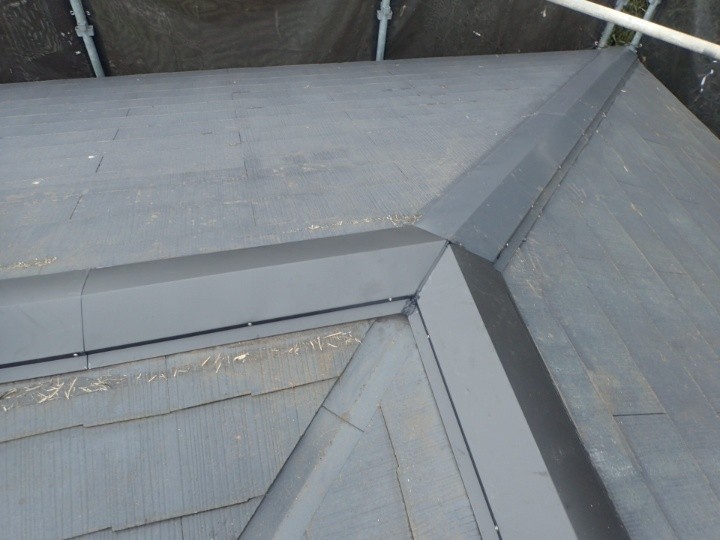 新しい棟板金の取り付け