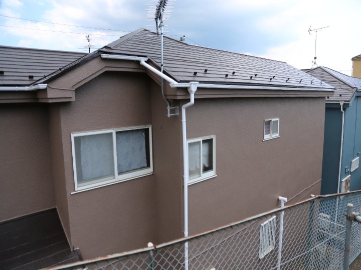 遮熱塗料サーモアイSiを屋根にパーフェクトトップを外壁に使って塗装工事したお住まい