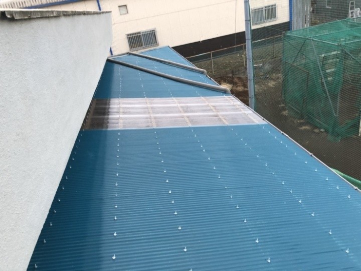 ガルバリウム鋼板波板へ屋根葺き替え工事した外観