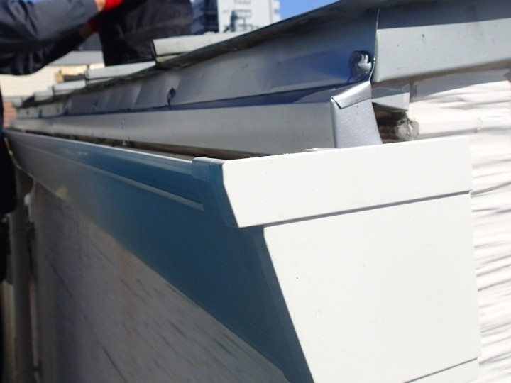 側面を取り付けて雨樋の仕上がりを確認