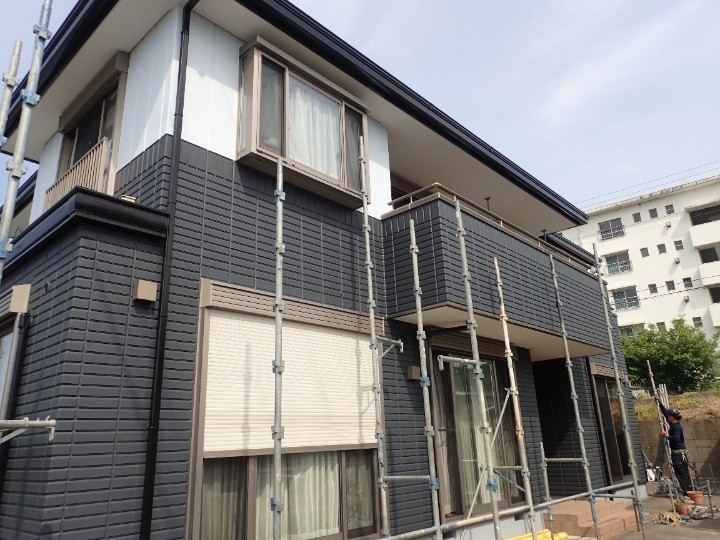 遮熱塗料サーモアイSiと弾性塗料エラストコートを使用した屋根外壁塗装工事した外観