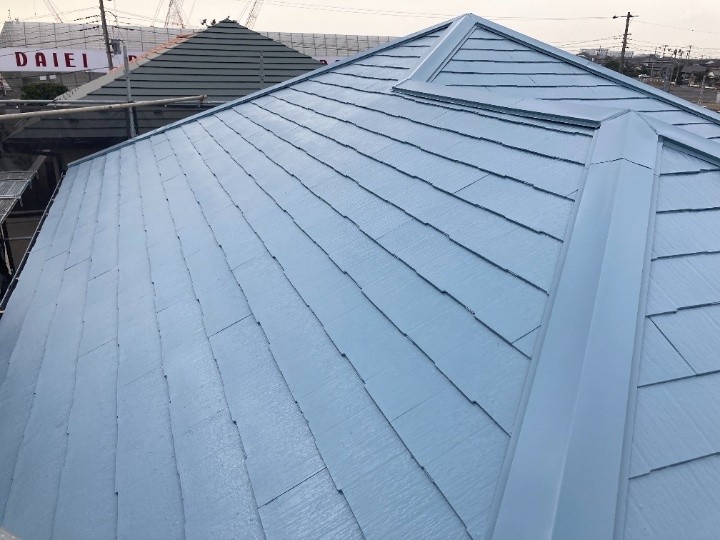 屋根に遮熱塗料サーモアイSiを採用した屋根塗装工事した外観