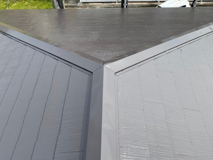 台棟板金の交換工事と屋根塗装工事を同時に施工した外観