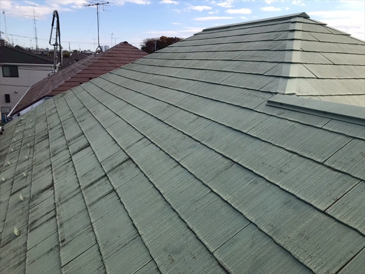 苔が発生したスレート屋根