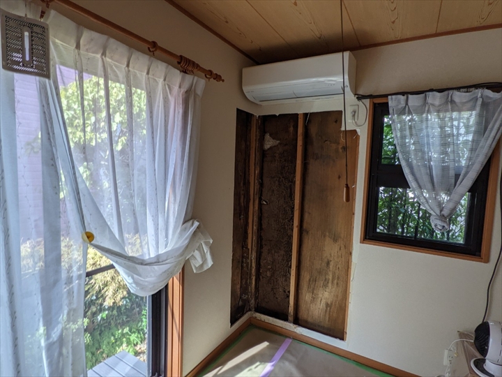 室内側に雨漏りが生じておりました