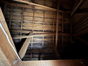小屋裏点検　野地板の黒ずみ