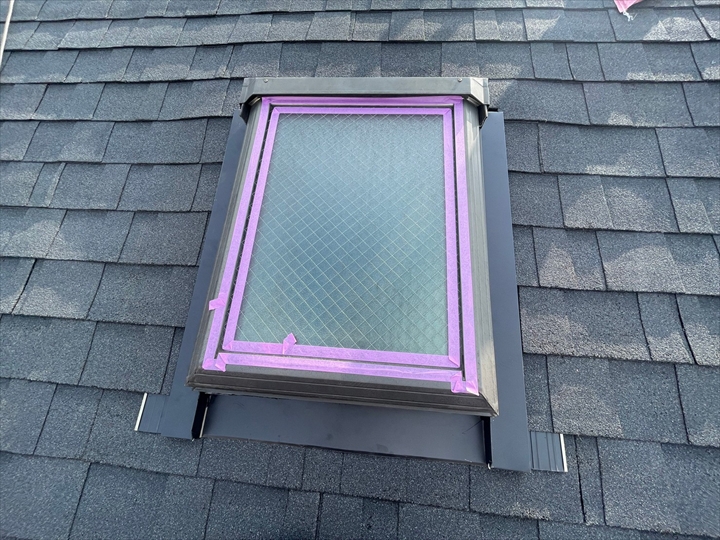 天窓周りのシールも打っていきます