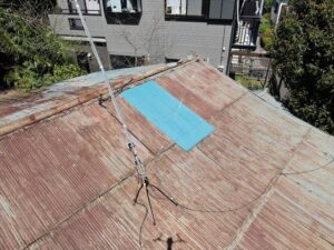 屋根材の劣化が激しく、登るのは危険と判断