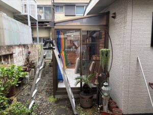 サンルームの屋根パネルが割れてしまったとのと