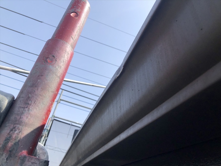 風であおられて足場が当たっていたそうです