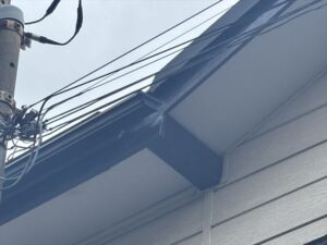 谷板金と軒先唐草の取り合いのようです
