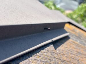 棟板金の鉄くぎが浮いております