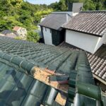 屋根に登って点検