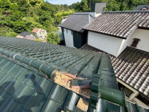 屋根に登って点検
