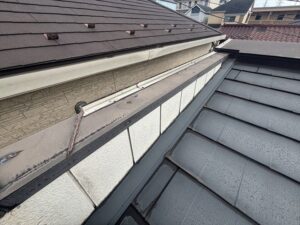 パラペットと屋根の取り合い部分は雨漏りしやすいので要チェックです