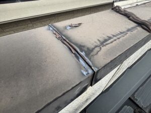 パラペットにある笠木の継ぎ目コーキングが剥がれていました