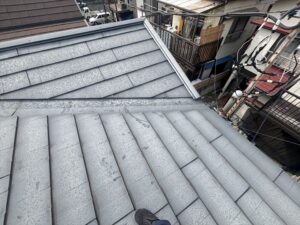 既に瓦棒屋根に金属屋根でカバー工事しているようです