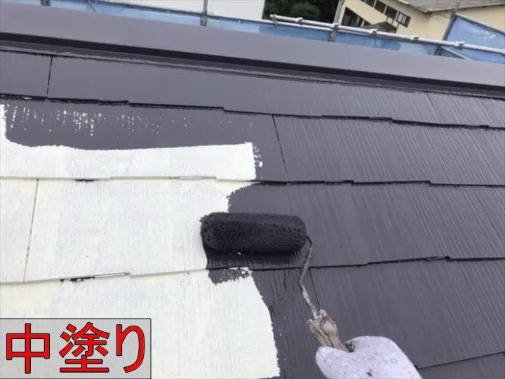 屋根の中塗り作業