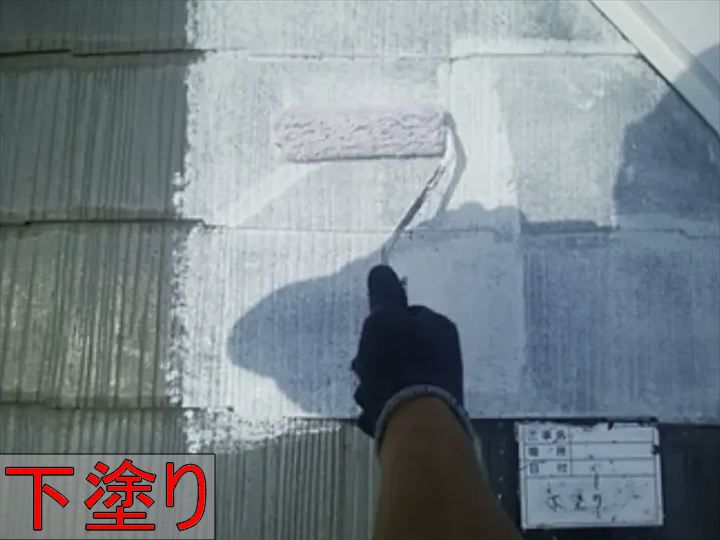 屋根の下塗り作業