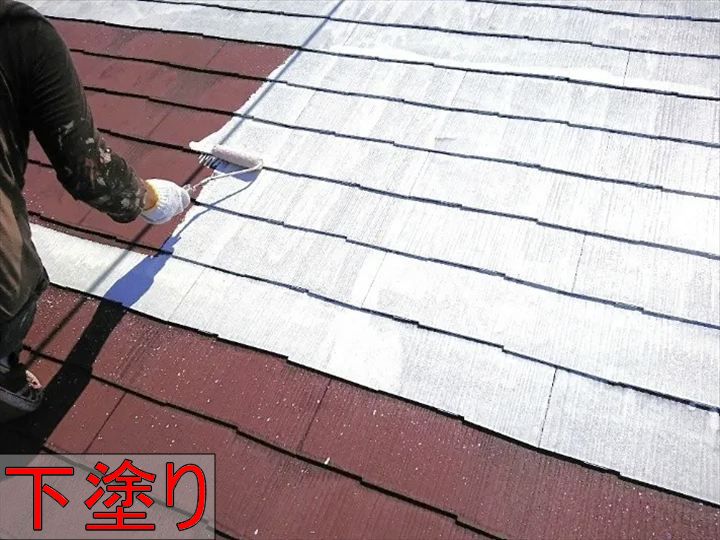 屋根の下塗り作業