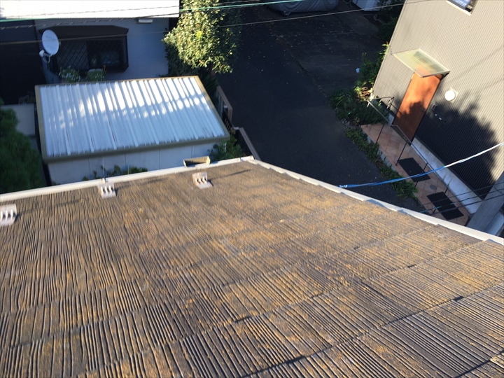色あせたスレート屋根全景