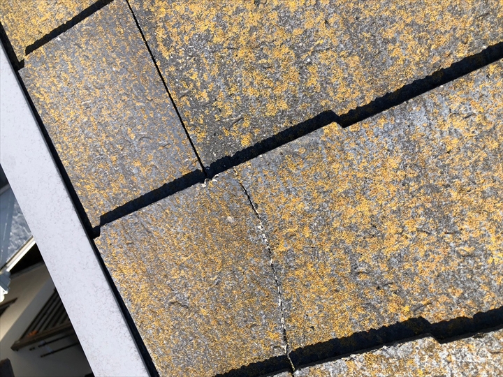 ひび割れた屋根材の拡大