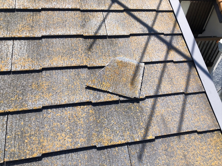 補修材が差し込まれた屋根