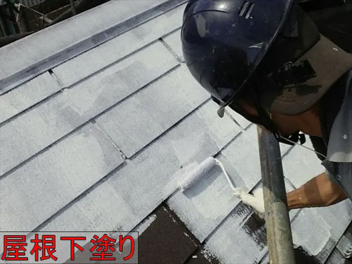 屋根の下塗り作業
