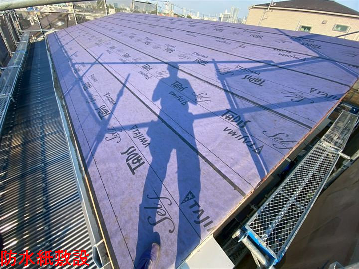 棟板金を設置した屋根