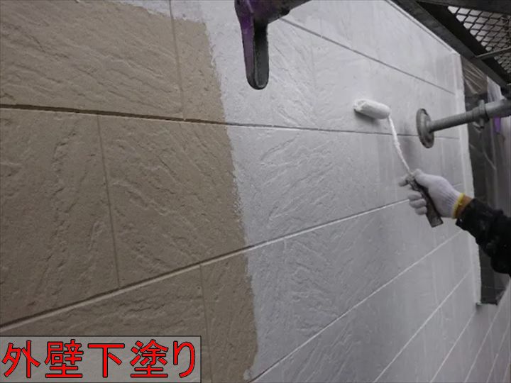外壁の下塗り作業
