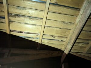 屋根裏から見ると光が漏れていました