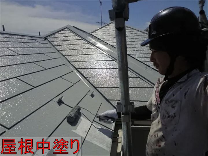 屋根の中塗り作業