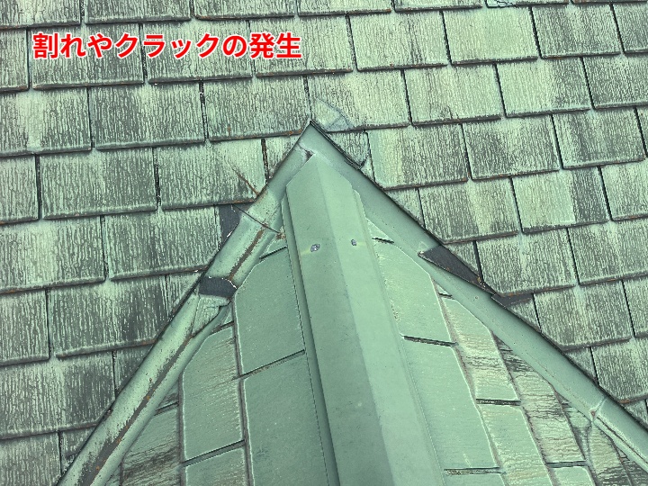 棟際の割れた屋根材