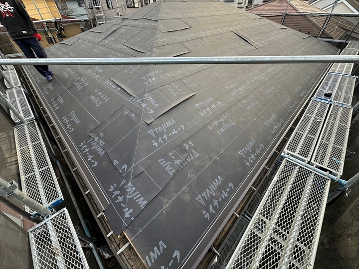 防水紙を敷いた屋根面