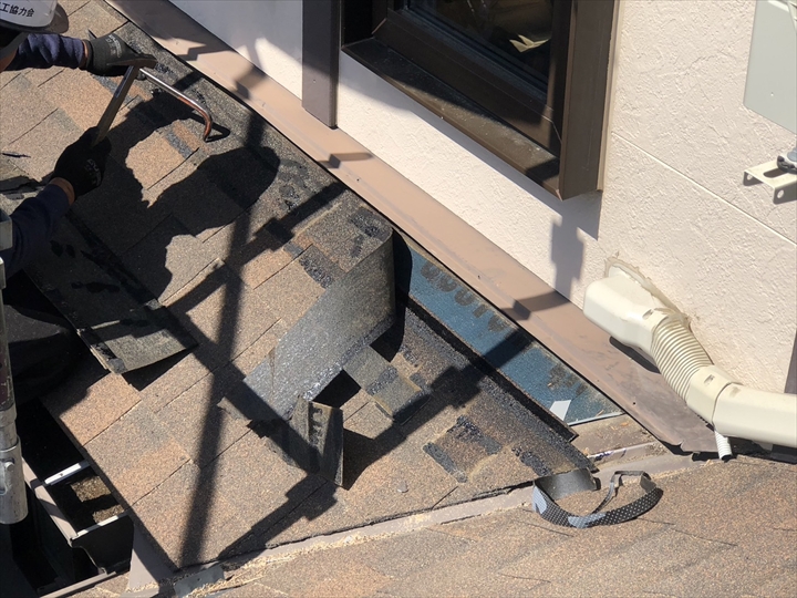 窓際の屋根材撤去作業