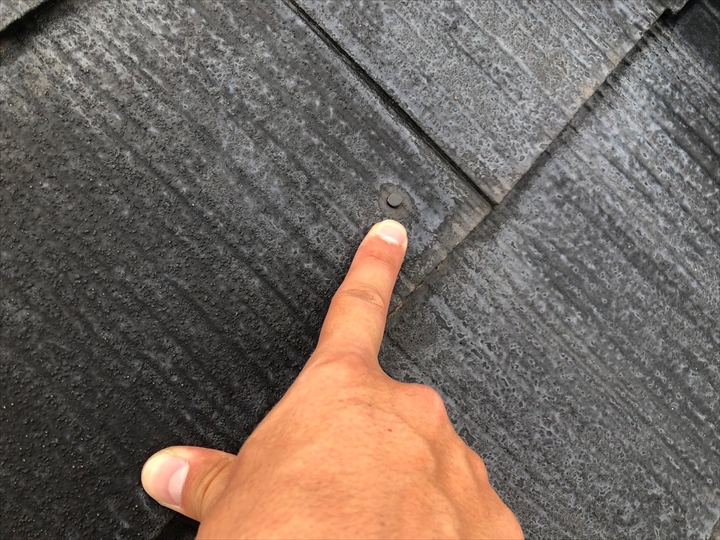 釘が打たれたスレート