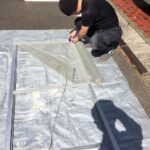 網戸を張り替えていきます