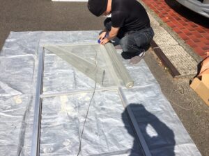 網戸を張り替えていきます