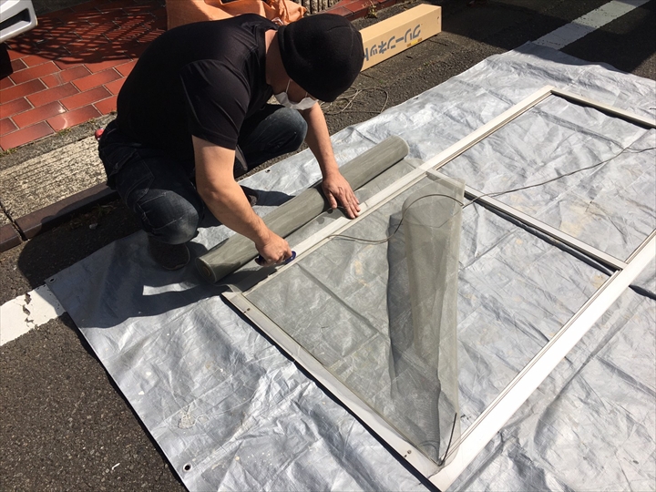 網戸張り替え作業中