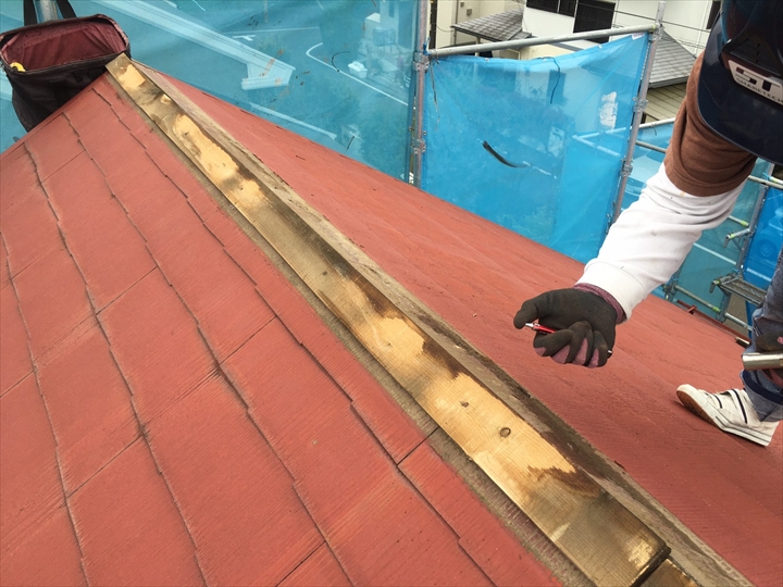 棟板金を外した屋根頂部