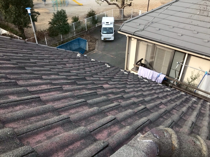 劣化が広がる屋根全景