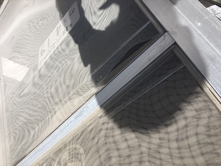 破れた網戸の拡大