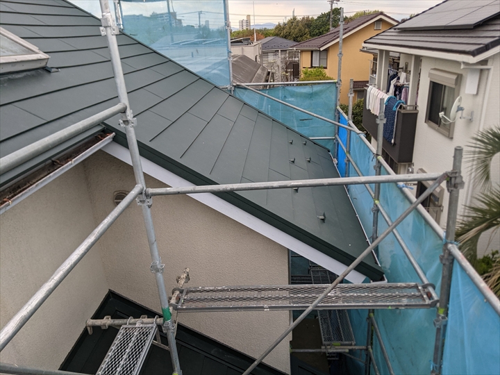 新屋根材施工中の屋根