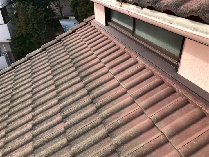 下屋根の色あせた瓦
