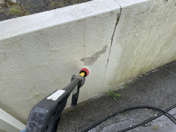 塀の高圧洗浄作業