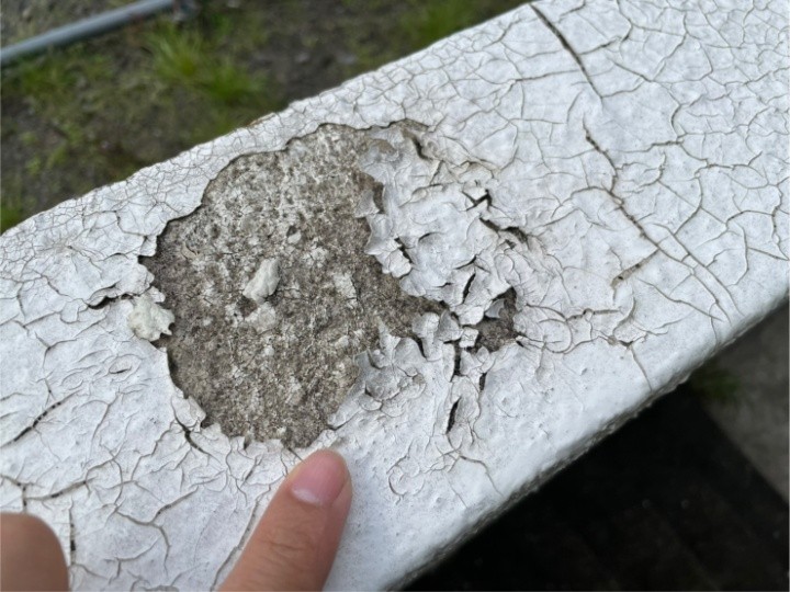 天端の大きな塗膜剥がれ