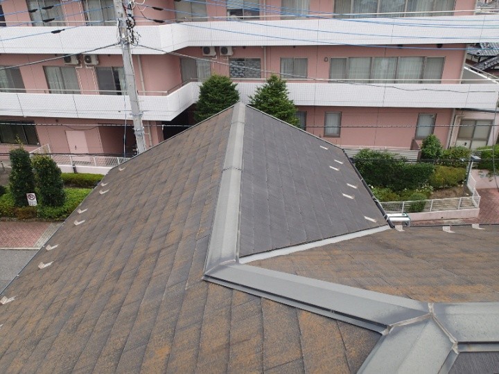 色あせたスレート屋根全景