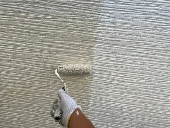 外壁の中塗り作業
