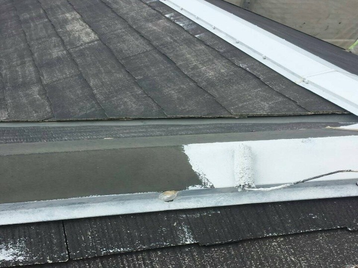 棟板金の塗装作業